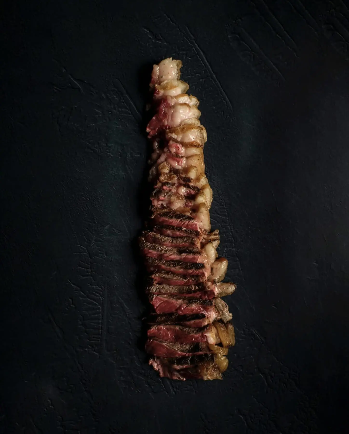 Pieza de chuletón cortada en lonchas