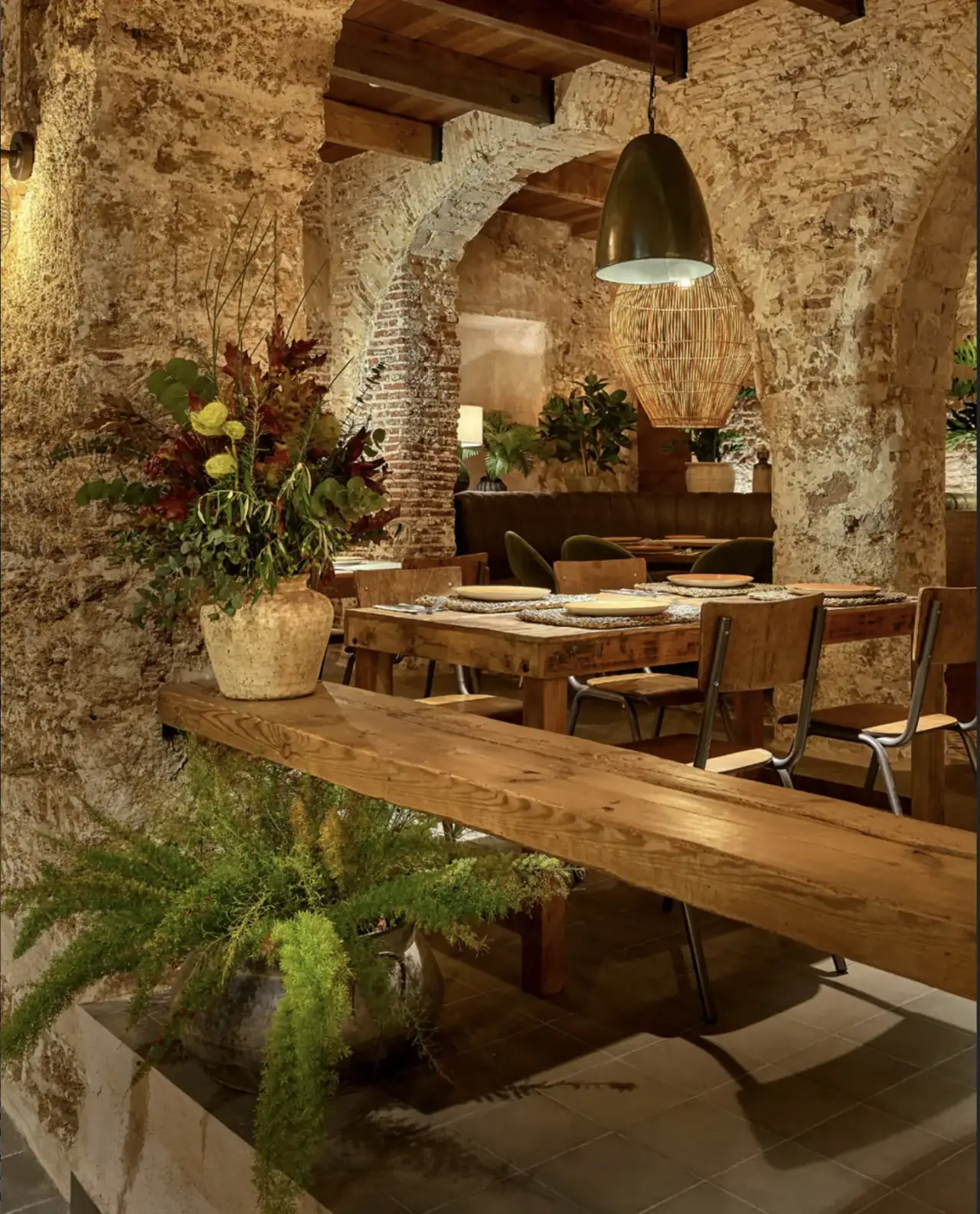 Comedor principal con mesas servidas